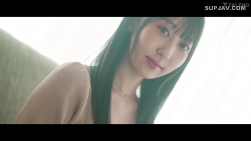 室内 · 坐姿 · 脸部特写 · 微笑 · 注视 · 棕色针织衫