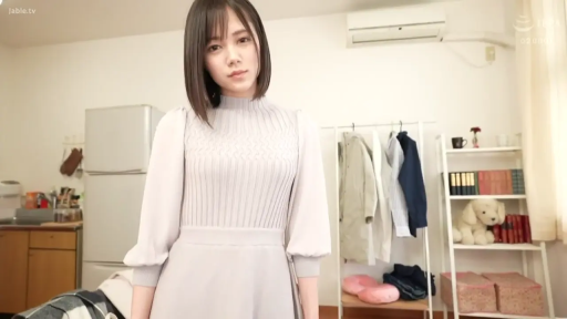 室內 · 站立 · 平靜 · 居家 · 凝视 · 中景特写 · 衣架 · 针织连衣裙