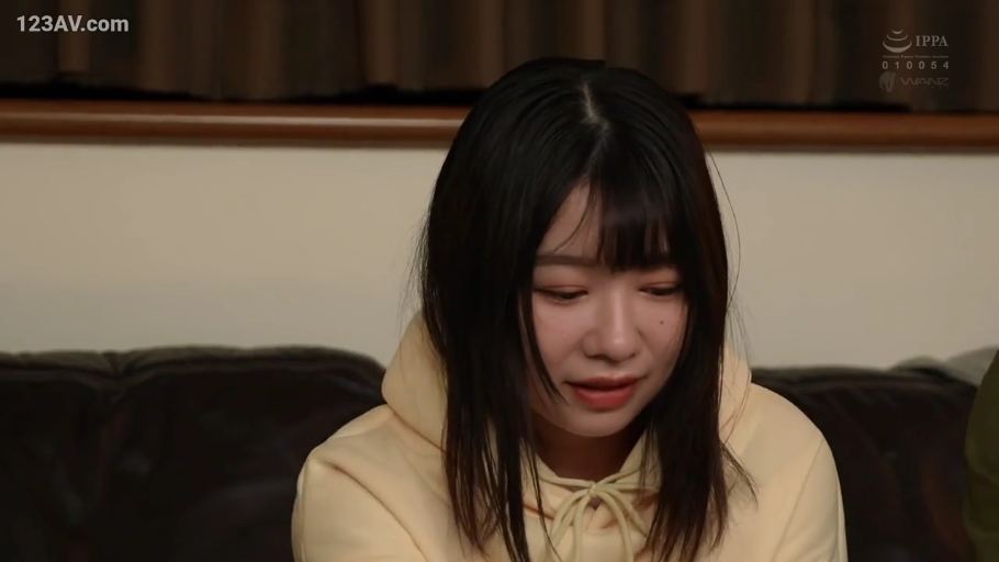 室内 · 低头 · 脸部特写 · 羞涩 · 微笑 · 短发 · 黑色上衣