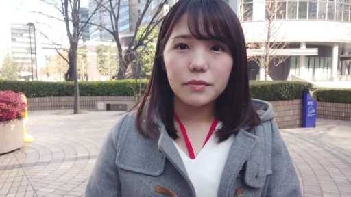 半身特写 · 注视镜头 · 正面站立 · 平静表情 · 红色挂绳 · 户外广场 · 街头实拍 · 灰色牛角扣大衣