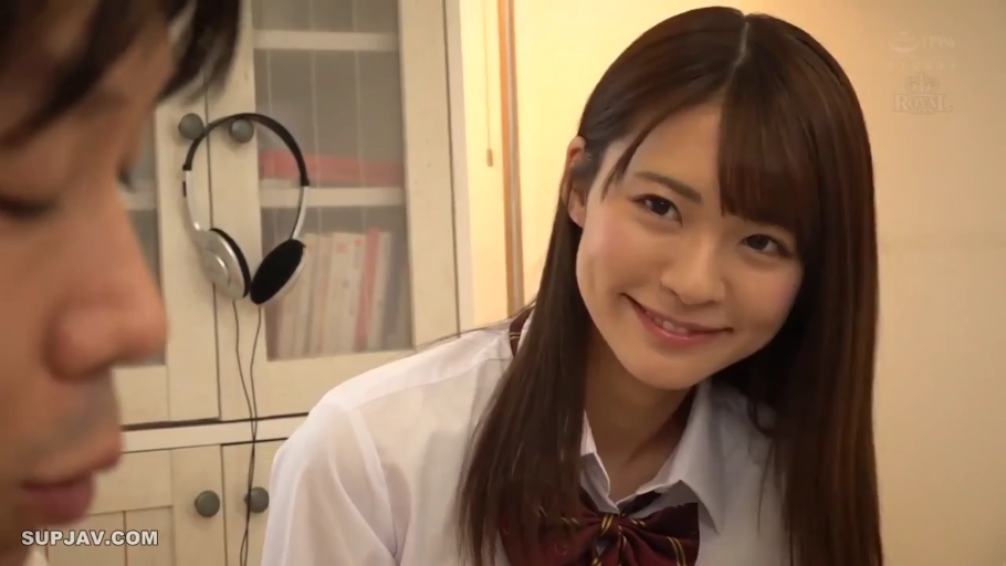 脸部特写 · 甜美 · 凝视 · 耳机 · 书房 · 制服诱惑 · 学生校服 · 前倾