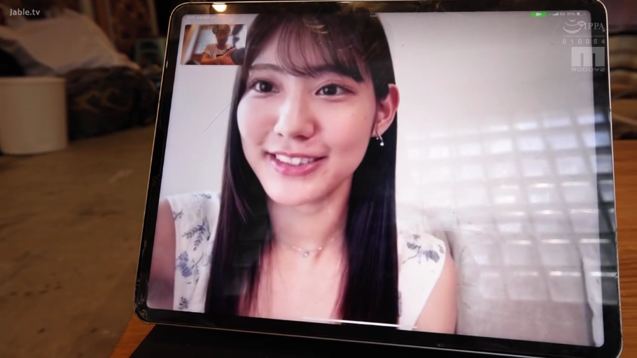 室内 · 坐姿 · 微笑 · 面部特写 · 居家 · 平板电脑 · 视频通话 · 白色碎花无袖上衣