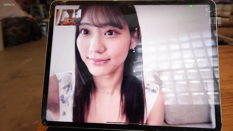 室內 · 坐姿 · 臉部特寫 · 微笑 · 平板电脑 · 视频通话 · 齐刘海长发 · 碎花无袖衫