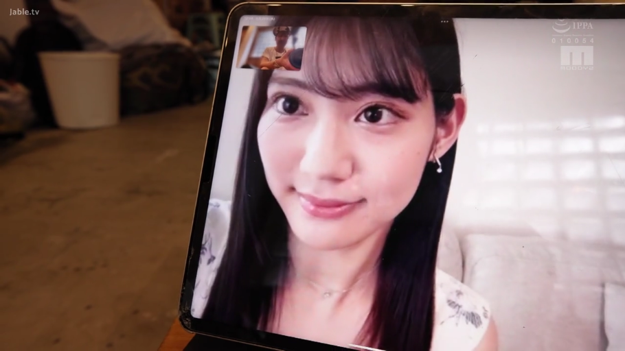 Bedroom · Smile · 面部特写 · White top · 平板电脑 · 视频通话 · Front face · 屏幕显示