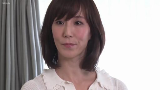 室内 · 脸部 · 站立 · 平静 · 凝视 · 短发 · 白色针织衫