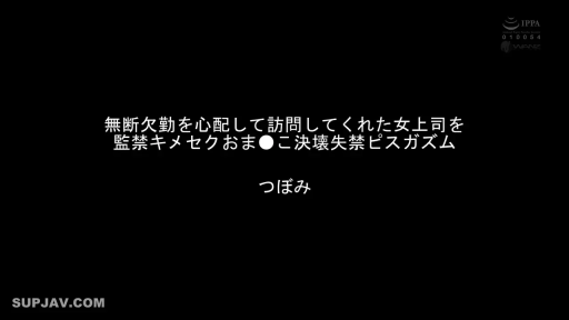 室内 · 坐姿 · 交谈 · 微笑 · 上半身 · 休闲服饰 · 衣架 · 社交场景