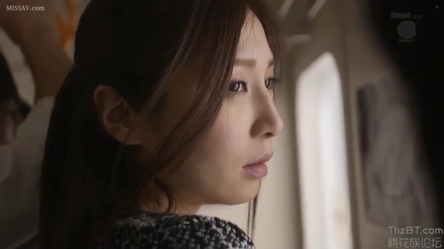 站姿 · 针织衫 · 乘车 · 熟女 · 电车 · 吊环 · 冷漠 · 脸部侧面