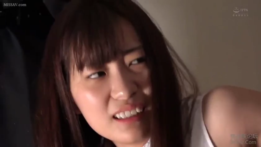 室内 · 脸部特写 · 性行为 · 白色背心 · 长发 · 痛苦与快感 · 侧头