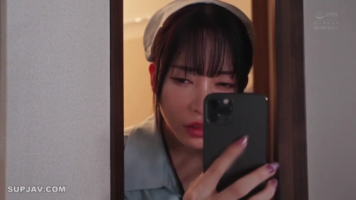 面部特写 · 制服 · 专注表情 · 齐刘海 · 室内门口 · 持机姿势 · 看手机行为 · 手机道具