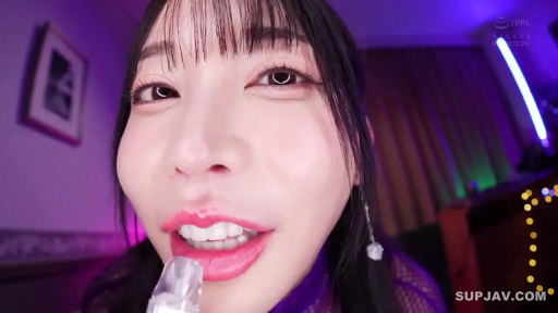 Indoor · 面部 · oral sex · Kneeling posture · 特写 · 挑逗 · 避孕套 · 紫色服装