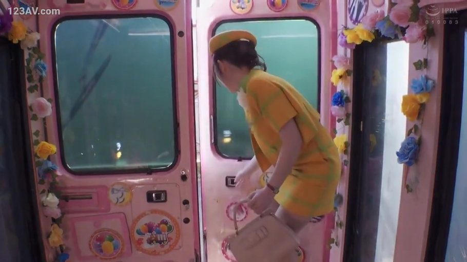 脸部 · 站立 · 微笑 · 观察 · 制服 · 户外 · 非色情 · 巴士