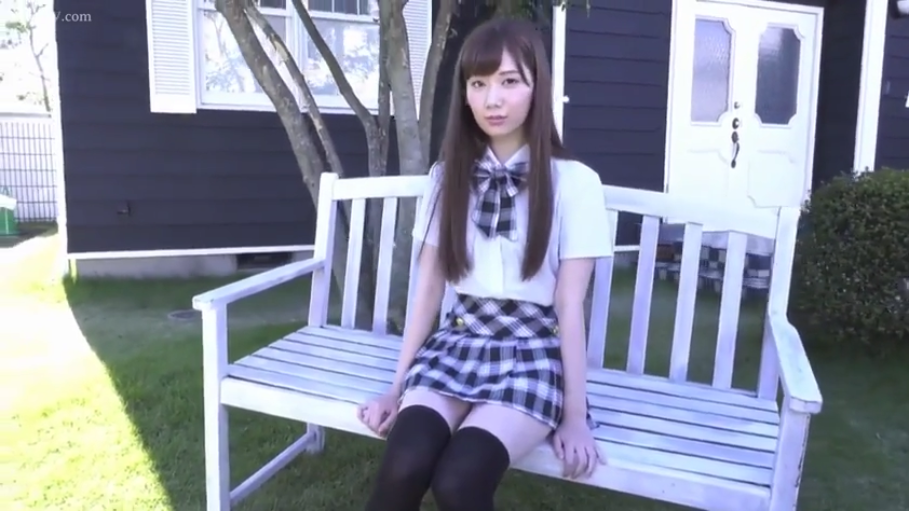 交谈 · 卧室 · 微笑 · 茶几 · 并排坐 · 休闲服 · 日常