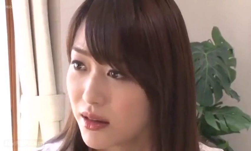室内 · 坐姿 · 全身 · 校服 · 平静 · 单人沙发 · 整理领结