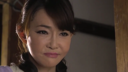 室内 · 忧郁 · 脸部特写 · 注视 · 居家服 · 正面