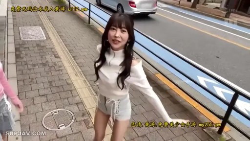 室内 · 站立 · 半身 · 多人 · 连衣裙 · 局促 · 围攻