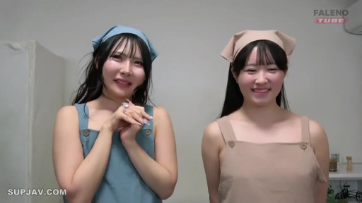 室内 · 站立 · 微笑 · 面对镜头 · 上半身 · 围裙