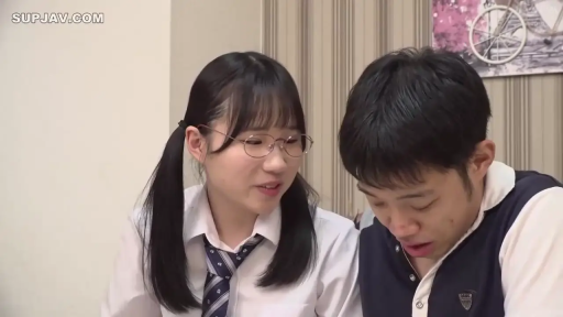 室内 · 眼镜 · 微笑 · 面部特写 · 并排坐 · 交流 · JK制服 · 少女