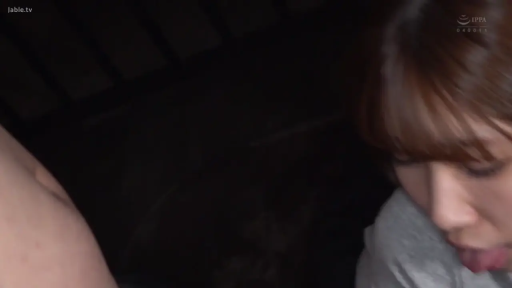 室内 · 潮红 · 仰卧 · 面部特写 · 灰色上衣 · 光线昏暗 · 被动