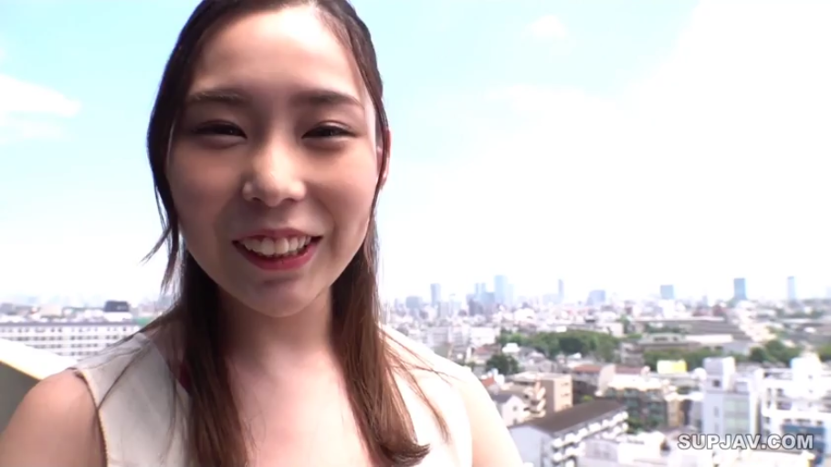 室内 · 全身 · 迷离 · 摆拍 · 桌子 · 抬腿 · 模特 · 金属色短裙