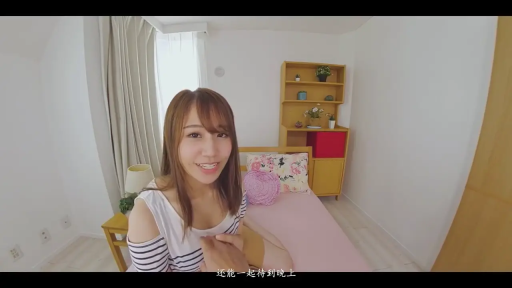 坐姿 · 卧室 · 床 · 第一人称视角 · 条纹衫 · 近景 · 开心 · 欢笑