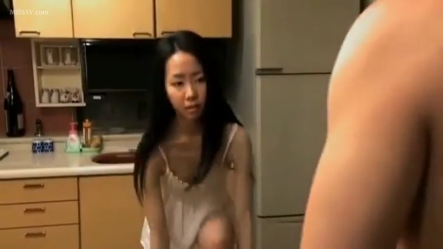 中景 · 跪姿 · 厨房 · 白色吊带