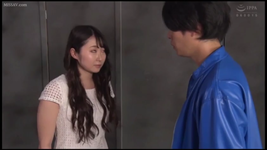 室内 · 严肃 · 站立 · 中景 · 对视 · 长发 · 白色镂空连衣裙