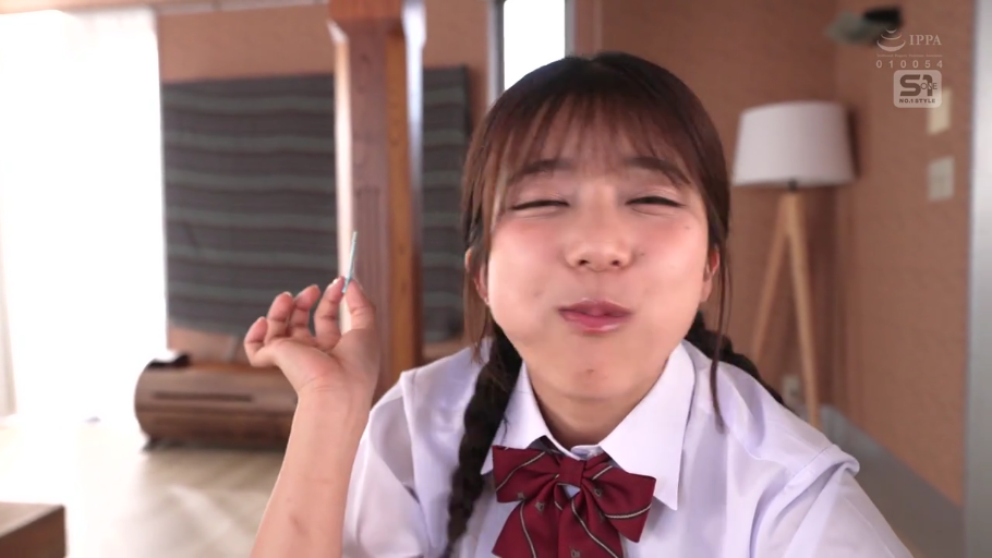 室内 · 坐姿 · 校服 · 脸部特写 · 双马尾 · 进食 · 俏皮 · 牙签