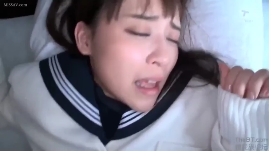 室内 · 脸部特写 · 痛苦 · 水手服 · 呻吟 · 卧姿 · 寝具