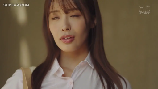 室内 · 单人 · 站立 · 白衬衫 · 面部特写 · 包带 · 迷离失神 · 神情凝视