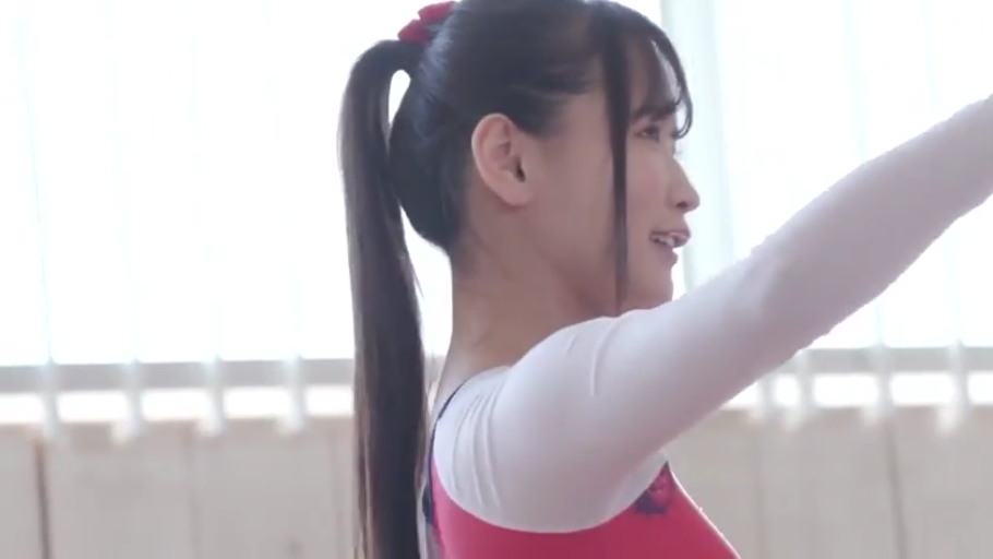 微笑 · 体操服 · 侧脸特写 · 侧颜 · 体育馆 · 红色发带 · 伸展姿 · 运动行为