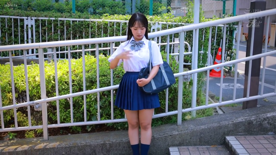 室内 · 平静 · 面部特写 · 观察 · 吊带衫 · 近景特写 · 低头位