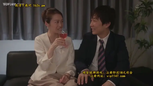 客厅 · 坐姿 · 喝酒 · 微笑 · 上半身特写 · 约会 · 红酒杯 · 白色职业西装