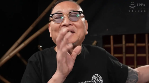 Indoor · Sitting Posture · Glasses · 面部特写 · 谈话 · Smile · 黑色T恤 · 大叔