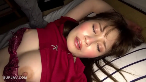 露乳 · 胸部特写 · 迷离 · 枕头 · 仰卧 · 床上 · 内衣 · 红色上衣