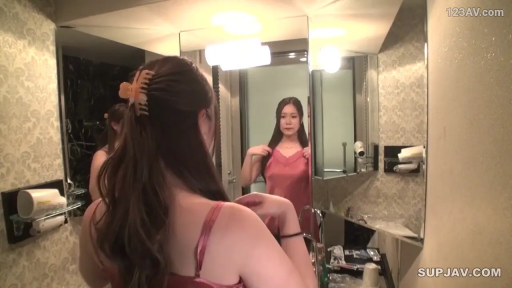 室內 · 站姿 · 自然 · 洗手間 · 鏡子 · 照镜子 · 吊带睡裙 · 镜中倒影