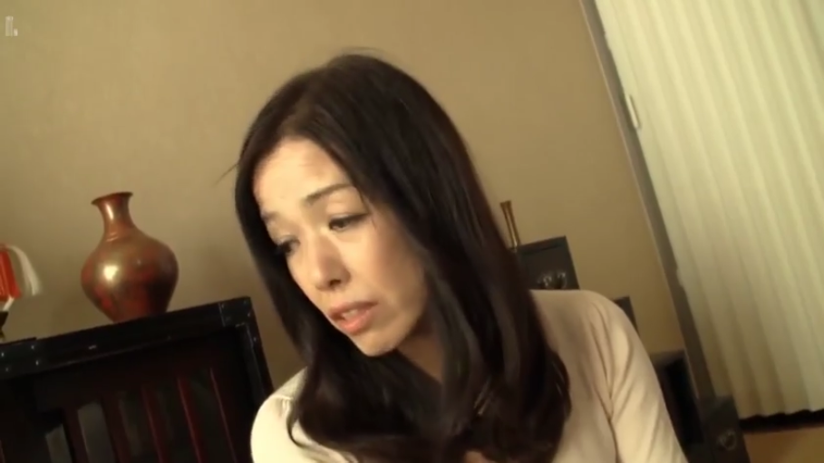 室内 · 坐姿 · 忧郁 · 面部特写 · 注视 · 熟女 · 花瓶 · 白色长袖上衣