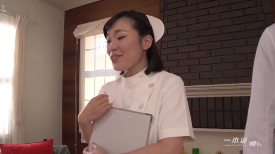 室内 · 交谈 · 护士服 · 角色扮演 · 站姿 · 微笑 · 上半身 · 写字板