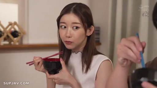 坐姿 · 中景 · 平静 · 居家 · 室内餐厅 · 白色无袖上衣 · 用餐 · 碗筷