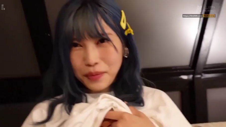 Indoor · Sitting Posture · Close-up of the face · Smile · White T-shirt · Lift up the shirt · 自拍视角 · 黄色发夹