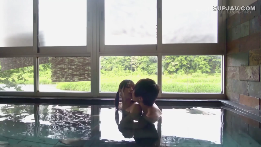 投入 · 全裸 · 拥抱 · 远景 · 亲吻 · 温泉 · 落地窗