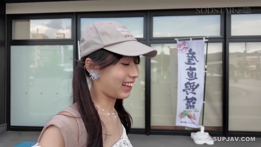 户外 · 侧脸特写 · 侧立 · 棒球帽