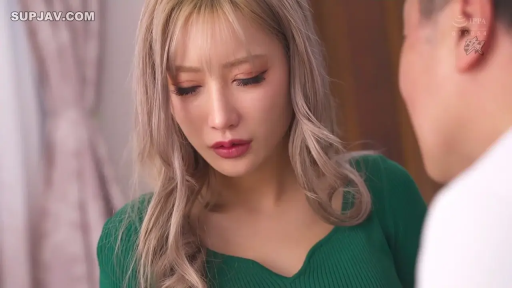 室内 · 沉思 · 忧郁 · 面部特写 · 金发 · 对坐 · 绿色针织衫