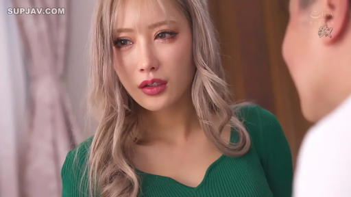 室内 · 忧郁 · 站立 · 剧情 · 特写 · 交流 · 紧身衫