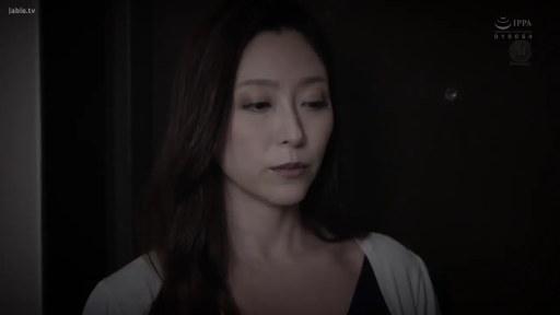 室内 · 面部 · 憂鬱 · 站立 · 侧脸 · 静止 · 黑色内搭与白色开衫