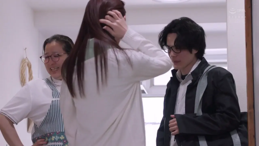 眼镜 · 站立 · 中景 · 自然 · 三人场景 · 室内过道 · 日常交流 · 围裙与日常服饰