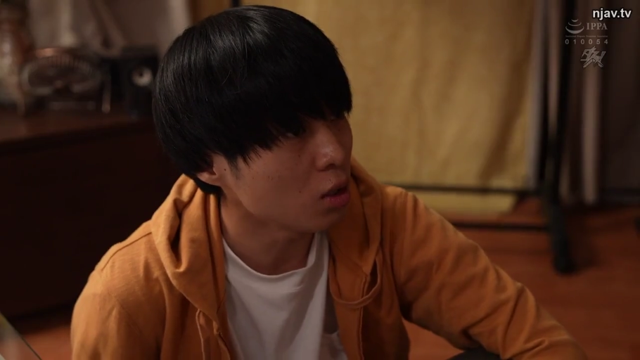 室内 · 忧郁 · 站姿 · 面部特写 · 凝视 · 亚洲女性 · 粉色针织衫