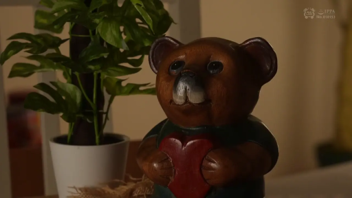 室内 · 微笑 · 物品特写 · 小熊玩偶