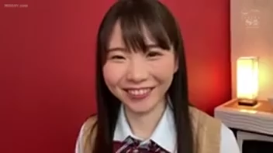 室内 · シャツ · 微笑 · カメラに向かって · デスクライト · 顔のクローズアップ · 正面坐姿 · 红色背景