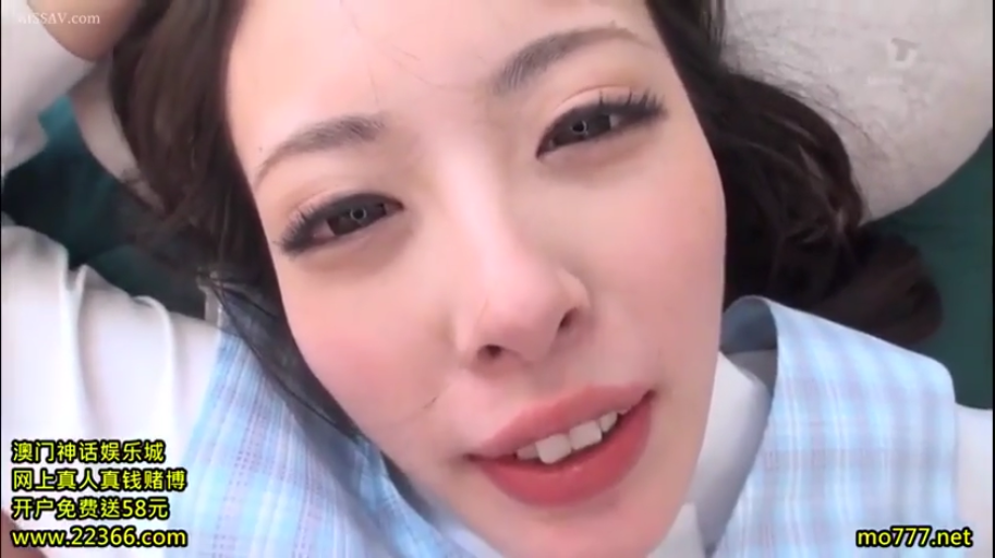 脸部特写 · 第一视角 · 微笑 · 枕头 · 床上 · 注视镜头 · 躺姿 · 格子衫