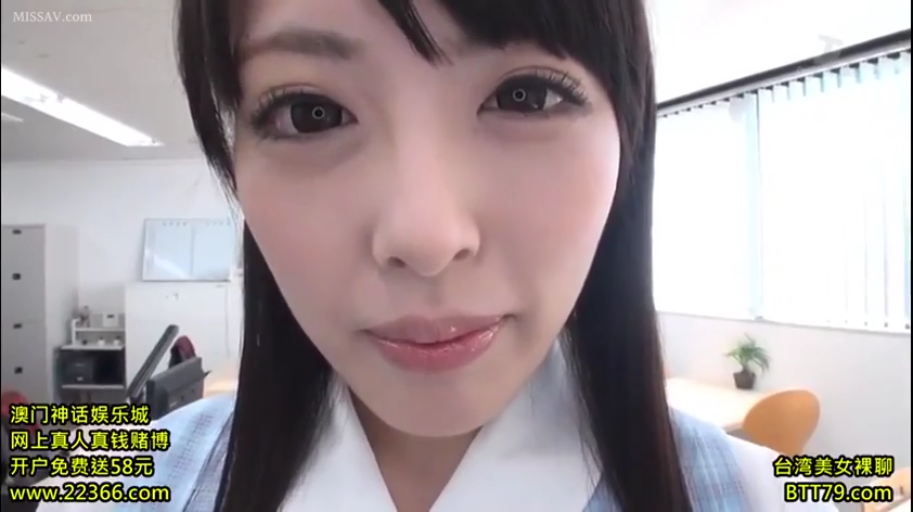 专注 · 全裸 · 浴室 · 马赛克 · 站立 · 中景 · 涂抹液体 · 瓶装物